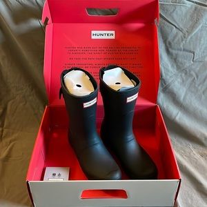 Mid calf Hunter black boots